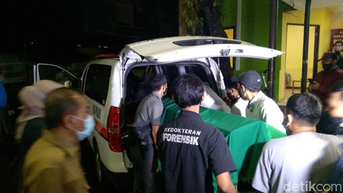 Jenazah Ustadz Maaher dibawa ke kediamannya di Bekasi (Dyas/detikcom)