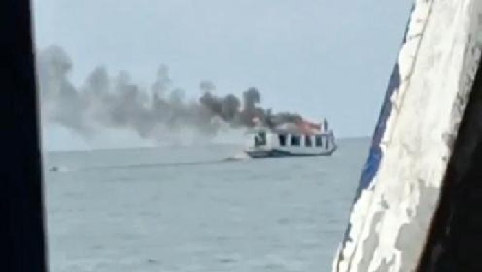 Kapal penumpang terbakar di Laut Makassar (Foto: Tangkapan layar dok. Istimewa)