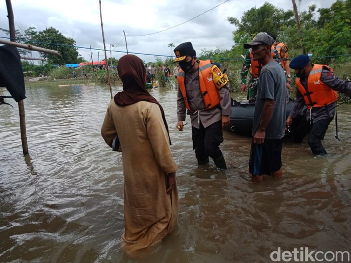 Kapolda Jatim Blusukan ke Lokasi Banjir Jombang