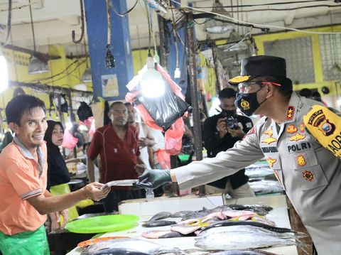 Kapolda Malut Irjen Risyapudin Nursin meninjau penerapan prokes serta membagikan masker dan edukasi soal COVID-19 di 2 pasar di Kota Ternate (dok Istimewa)