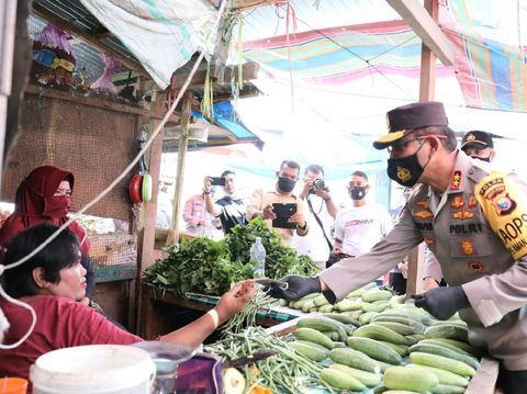 Kapolda Malut Irjen Risyapudin Nursin meninjau penerapan prokes serta membagikan masker dan edukasi soal COVID-19 di 2 pasar di Kota Ternate (dok Istimewa)