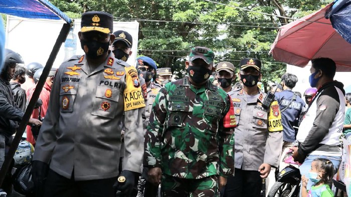 Kapolda Malut Irjen Risyapudin Nursin meninjau penerapan prokes serta membagikan masker dan edukasi soal COVID-19 di 2 pasar di Kota Ternate (dok Istimewa)