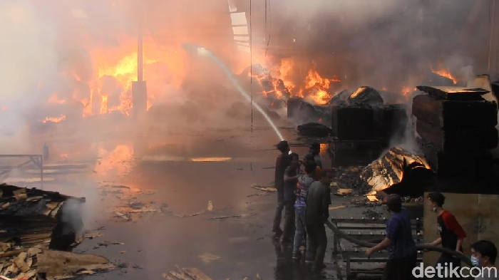 Sebuah pabrik pengolahan kayu sengon di Desa Purwosono, Kecamatan Sumbersuko terbakar. Api dengan cepat melalap kayu di bagian ruang produksi.
