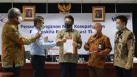 Direktur Pemasaran PT Waskita Beton Precast Tbk FX Poerbayu Ratsunu, Director of Business Development & QSHE PT Waskita Karya (Persero) Tbk  Fery Hendriyanto, Chief Representative TOA Corporation Jakarta Office Nobuhiro Kono, Direktur Utama PT Waskita Beton Precast Tbk Moch. Cholis Prihanto dan Director PT MU. Research & Consulting Indonesia Takeshi Nakashima, saat menandatangani Mou
