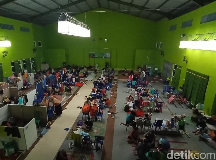 Kondisi di posko pengungsian di Balai Desa Jati Wetan, Kecamatan Jati, Kudus, Selasa (9/2/2021).