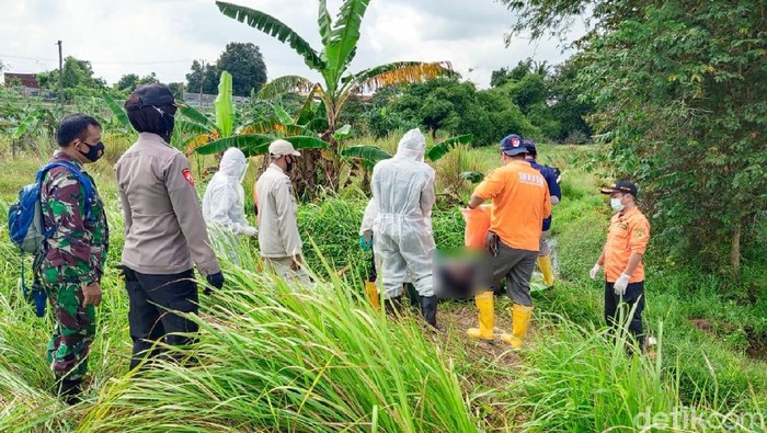 Korban dievakuasi ke daratan usai ditemukan mengambang di bekas galian pasir di Cilegon (dok istimewa)