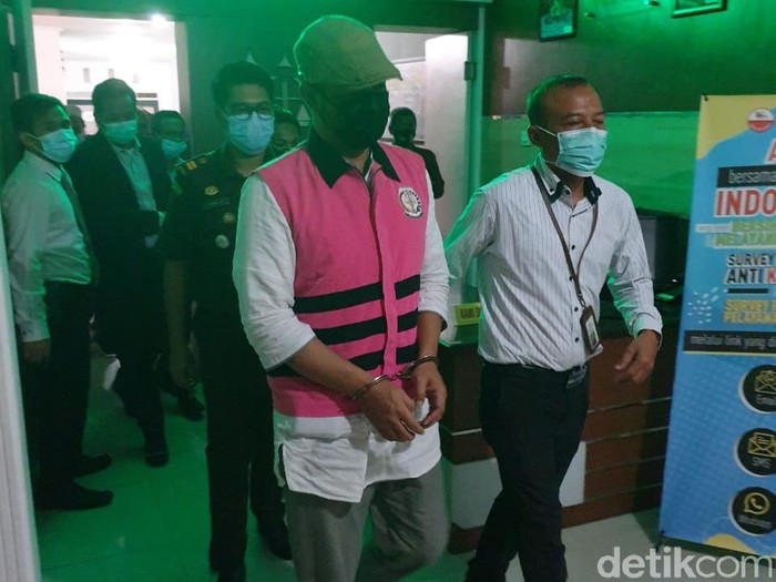 Kejari Jember menahan Kuasa Direktur PT Dita Putri Waranawa (DPW), Hadi Sakti, terkait kasus korupsi proyek rehabilitasi Pasar Manggisan, Kecamatan Tanggul. PT DPW merupakan pemenang tender proyek rehabilitasi pasar dengan pagu anggaran Rp 7,9 miliar.