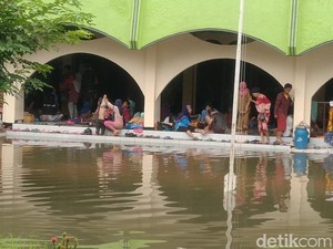 Petugas Dinsos Kota Pekalongan Karaokean Saat Korban Banjir Butuh Bantuan