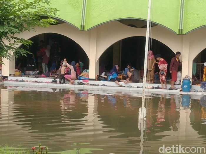 Lokasi pengungsian banjir di Kota Pekalongan, Selasa (9/2/2021).
