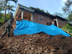 Plengsengan di Trenggalek Ambrol, 2 Rumah Ini Terancam Longsor