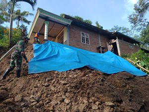 Plengsengan di Trenggalek Ambrol, 2 Rumah Ini Terancam Longsor