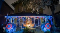 Tak hanya cantik di siang hari, malam hari pun rumah-rumah ini menyala karena diberi lampu warna-warni. (CNN)