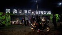 Di halaman belakang pasar sayur lokal di Airoli Navi Mumbai, India, tenda Rambo Circus yang berwarna-warni terlihat.  