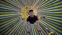 Para pemain sirkus berlatih setiap harinya sebelum pertunjukan.  