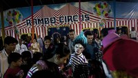 Penjualan tiket adalah satu-satunya sumber pendapatan sirkus ini.   