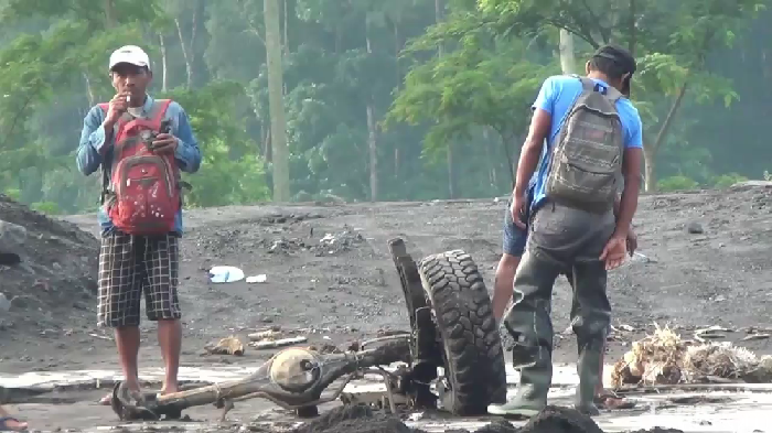 mobil yang terseret lahar dingin semeru mrotol