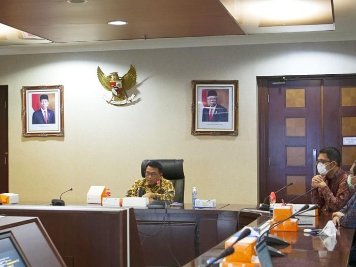 Kepala Staf Kepresidenan Moeldoko saat audiensi dengan Lajnah Kajian Pengembangan Sumber Daya Manusia (Lakpesdam) PBNU terkait temuan soal bantuan sosial di Gedung Bina Graha, Jakarta, Selasa (9/2).