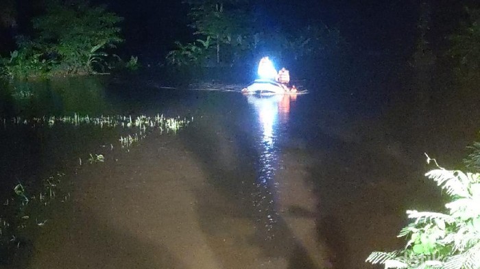 Momen BPBD Majalengka mengevakuasi pasangan lansia terjebak banjir di sawah