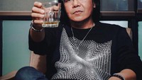 Ari juga ternyata penikmat kopi, segelas kopi sudah ia seruput hingga habis. Tapi posenya bikin gagal fokus, ini maksudnya minta tambah kopi atau sedang menawari kopi?  Foto: instagram @ari_lasso