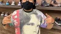 Penyanyi sekaligus juri Indonesian Idol ini dikabarkan terpapar covid-19. Ari Lasso absen sebagai juri karena ia mengalami demam selama berhari-hari hingga akhirnya dinyatakan positif covid-19. Foto: instagram @ari_lasso