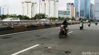 Lubang-lubang ini terlihat di sejumlah titik di Jalan Gatot Subroto.