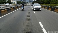 Pengendara yang melintas di Jalan Gatot Subroto diharapkan untuk hati-hati. Soalnya jalan raya itu berlubang.