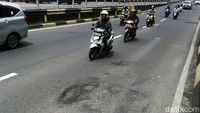 Jalan berlubang ini akan mengganggu kenyamakan pengendara yang melintas.