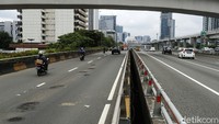 Pengendara harus ekstra hati-hati saat melintas di jalan tersebut.