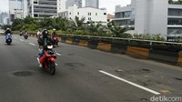 Kondisi jalan ini akan membahayakan pengendara, terutama saat malam hari.
