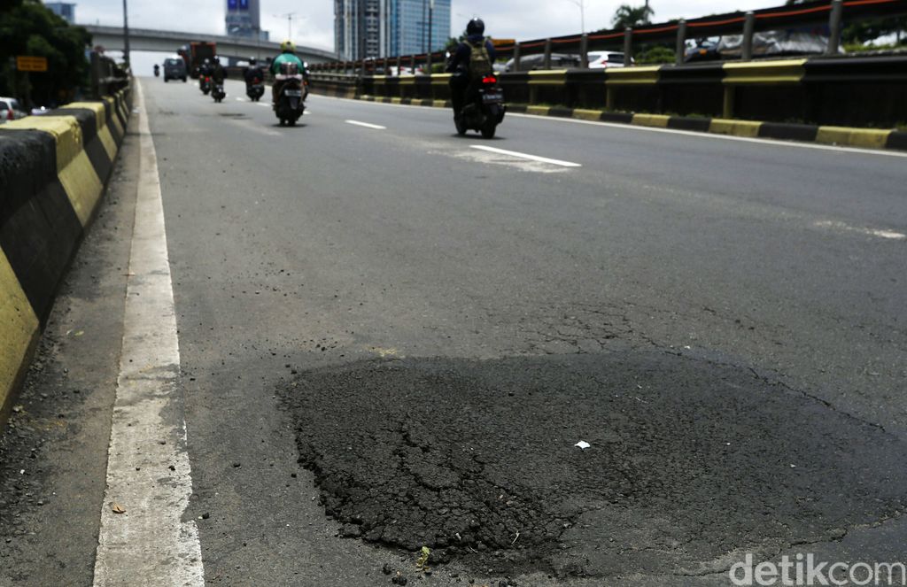 Hujan mulai sering mengguyur Jakarta. Kerusakan jalan raya di ibukota pun kian parah, seperti terlihat di Jalan Gatot Subroto, Selasa (9/2/2021).