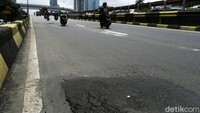 Sejumlah lubang yang telah ditambal terlihat mengelupas lagi.