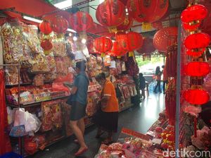 Imlek Saat Pandemi, Omzet Pedagang Pernak-pernik Pasar Atom Merosot Tajam