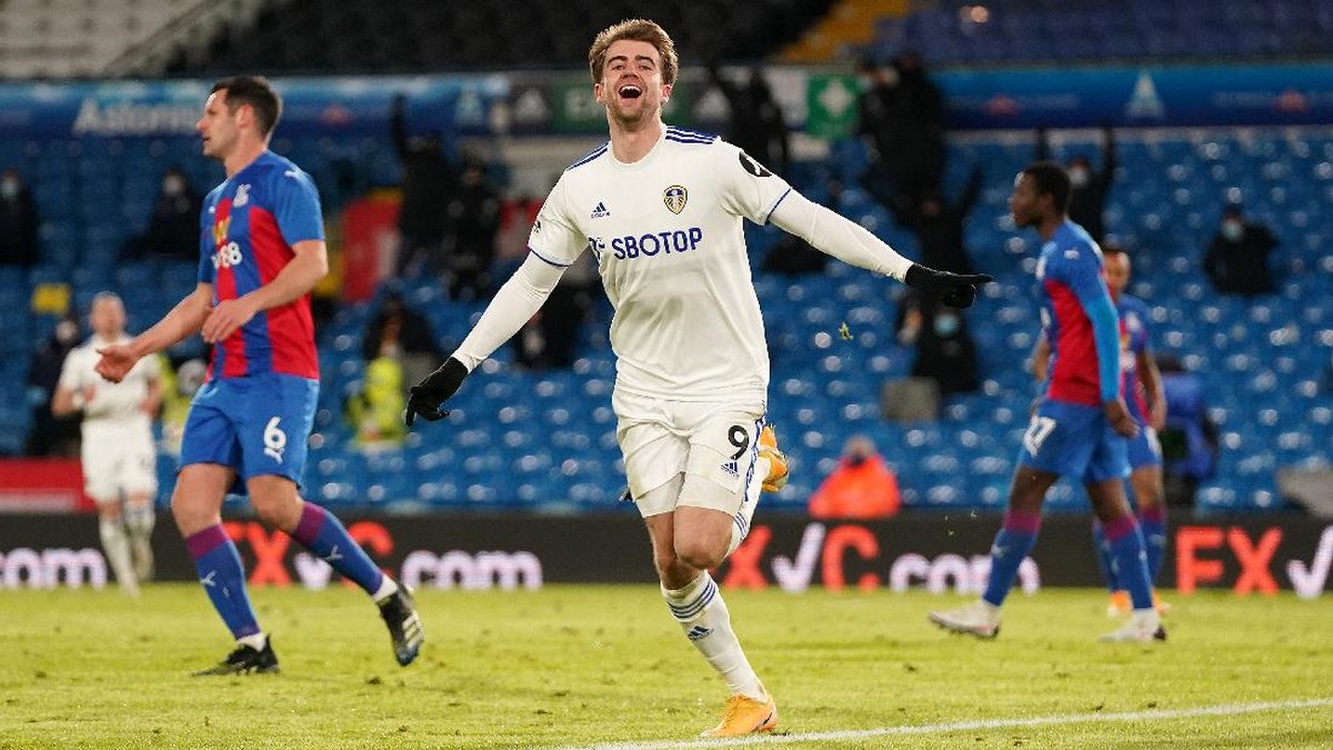 Patrick Bamford sudah 100 gol di level klub. (Foto: Jon Super - Pool/Getty Images)