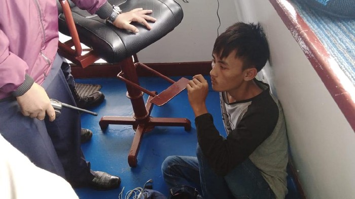 Pelaku pencurian di atas kapal feri KMP Mufidah ditangkap sesaat setelah melakukan aksinya. Pelaku diamankan sekuriti kapal sebelum diserahkan ke polisi (dok istimewa)