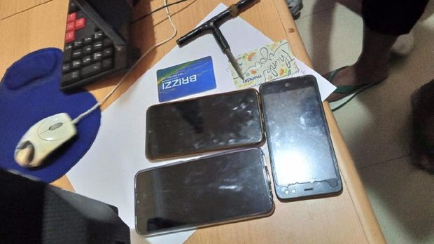 Pelaku pencurian di atas kapal feri KMP Mufidah ditangkap sesaat setelah melakukan aksinya. Pelaku diamankan sekuriti kapal sebelum diserahkan ke polisi (dok istimewa)