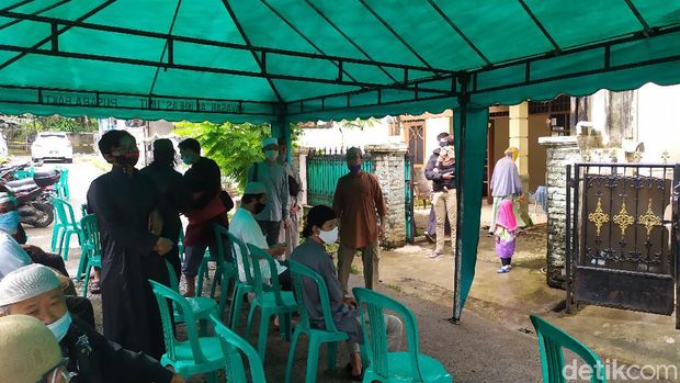 Pelayat berdatangan ke rumah Ustadz Maaher (Arun/detikcom)