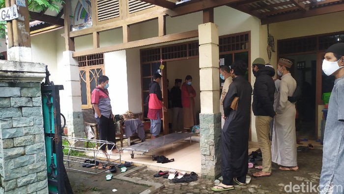 Pelayat berdatangan ke rumah Ustadz Maaher (Arun/detikcom)