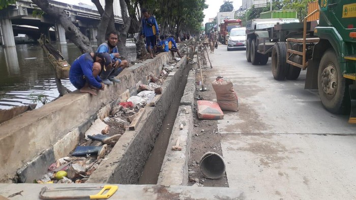 Pembangunan saluran kolam olakan di Jl Martadinata Ancol, Jakarta Utara. Genangan Masih terjadi meski sedikit.