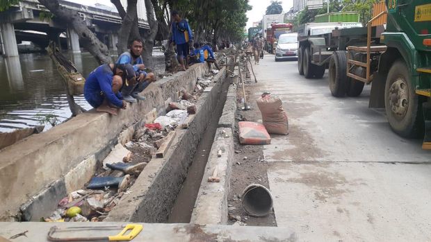 Pembangunan saluran kolam olakan di Jl Martadinata Ancol, Jakarta Utara. Genangan Masih terjadi meski sedikit.