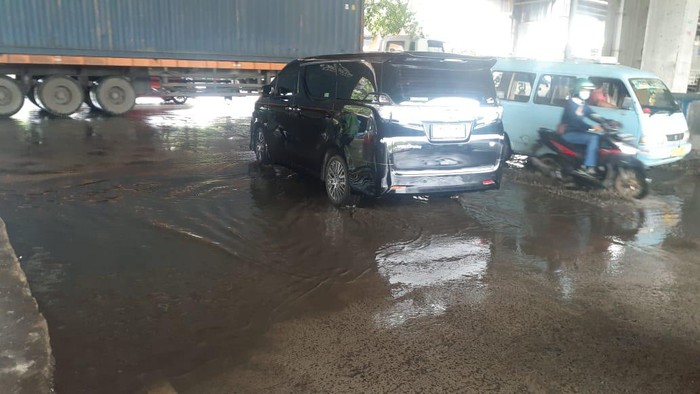 Pembangunan saluran kolam olakan di Jl Martadinata Ancol, Jakarta Utara. Genangan Masih terjadi meski sedikit.