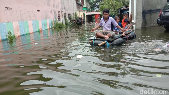Penampakan banjir berwarna hitam dan berbau di Desa Jati Wetan, Kudus