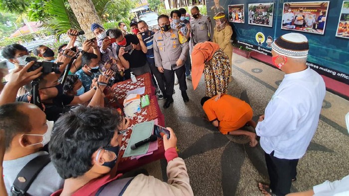 Nuryati mencabut laporan kasus pencurian yang dilakukan putranya, Qoim Lidinillah (24). Qoim tega mencuri barang milik ibunya demi judi online.