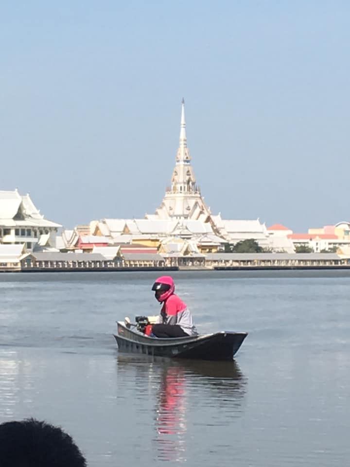 Gokil! Pengantar Makanan Ini Nyebrang Sungai Naik Perahu demi Antar Pesanan
