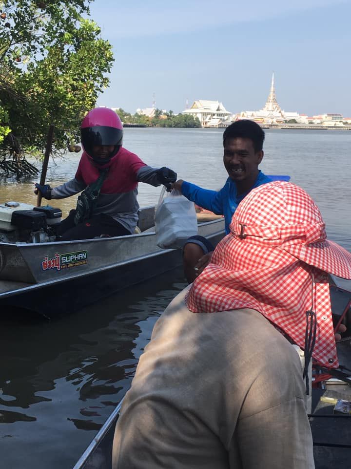 Gokil! Pengantar Makanan Ini Nyebrang Sungai Naik Perahu demi Antar Pesanan