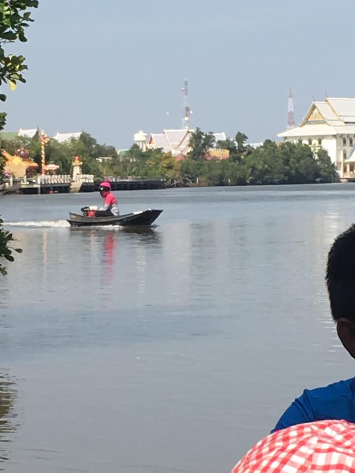 Gokil! Pengantar Makanan Ini Nyebrang Sungai Naik Perahu demi Antar Pesanan