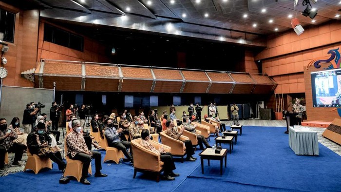 Menteri Pariwisata dan Ekonomi Kreatif (Menparekraf) Republik Indonesia, Sandiaga Salahuddin Uno usai berdiskusi dengan Menteri Riset dan Teknologi/ Kepala Badan Riset dan Inovasi Nasional, Bambang Permadi Soemantri Brodjonegoro di Aula Soesilo Soedarman, Gedung Sapta Pesona, Jalan Medan merdeka Barat, Gambir, Jakarta Pusat pada Selasa (9/2/2021).