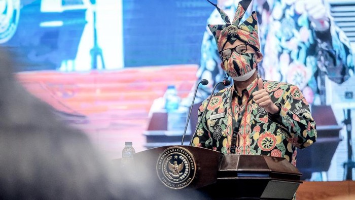 Menteri Pariwisata dan Ekonomi Kreatif (Menparekraf) Republik Indonesia, Sandiaga Salahuddin Uno usai berdiskusi dengan Menteri Riset dan Teknologi/ Kepala Badan Riset dan Inovasi Nasional, Bambang Permadi Soemantri Brodjonegoro di Aula Soesilo Soedarman, Gedung Sapta Pesona, Jalan Medan merdeka Barat, Gambir, Jakarta Pusat pada Selasa (9/2/2021).