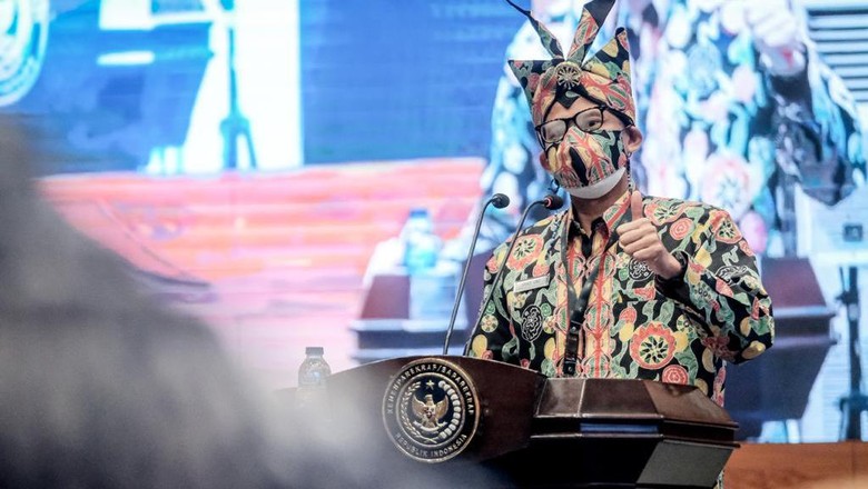 Penyerahan GeNose untuk Kemenparekraf Menteri Pariwisata dan Ekonomi Kreatif (Menparekraf) Republik Indonesia, Sandiaga Salahuddin Uno usai berdiskusi dengan Menteri Riset dan Teknologi/ Kepala Badan Riset dan Inovasi Nasional, Bambang Permadi Soemantri Brodjonegoro di Aula Soesilo Soedarman, Gedung Sapta Pesona, Jalan Medan merdeka Barat, Gambir, Jakarta Pusat pada Selasa (9/2/2021).