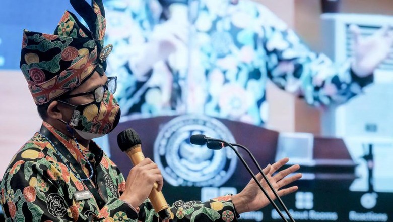 Menteri Pariwisata dan Ekonomi Kreatif (Menparekraf) Republik Indonesia, Sandiaga Salahuddin Uno usai berdiskusi dengan Menteri Riset dan Teknologi/ Kepala Badan Riset dan Inovasi Nasional, Bambang Permadi Soemantri Brodjonegoro di Aula Soesilo Soedarman, Gedung Sapta Pesona, Jalan Medan merdeka Barat, Gambir, Jakarta Pusat pada Selasa (9/2/2021).
