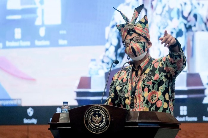Menteri Pariwisata dan Ekonomi Kreatif (Menparekraf) Republik Indonesia, Sandiaga Salahuddin Uno usai berdiskusi dengan Menteri Riset dan Teknologi/ Kepala Badan Riset dan Inovasi Nasional, Bambang Permadi Soemantri Brodjonegoro di Aula Soesilo Soedarman, Gedung Sapta Pesona, Jalan Medan merdeka Barat, Gambir, Jakarta Pusat pada Selasa (9/2/2021).